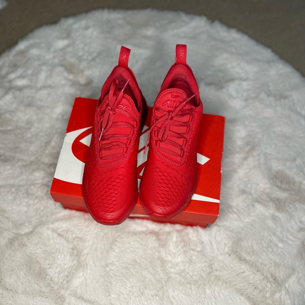 Youth 7 / Women 8.5 true to size